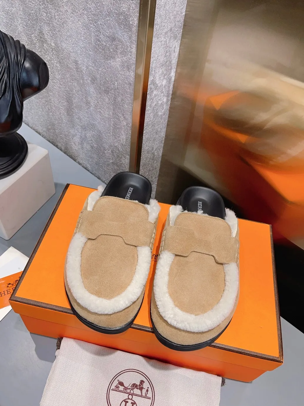 [H Family Hermès] P: 520💰 Size: Male 39-44 (45 customized) Female 35-40 (41 customized) HERMES Hermès top luxury version HERMES Hermès cute half-drag.  Jindian’s family language design! It looks good no matter how you match it! Casual and high-end feeling. The comfort is also great. Paired with various colorful socks, it gives a trendy and high-end feeling. The top version of real wool is high quality. ●Upper: imported cow suede. ●Inner: imported sheepskin. ●Foot pads: imported mixed sheepskin.